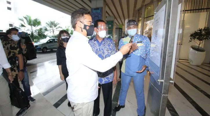 Menteri Kesehatan Budi Gunadi Sadikin menyidak salah satu Mal di Tanjung Duren, Grogol Petamburan, Jakarta Barat, Minggu (22/8/2021). (foto: ist)