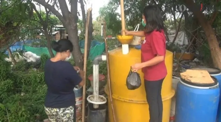 Ibu-ibu binaan Koperasi Konsumen Kampung Muka, saat menimbang sampah organik dari rumah warga RT 06 Kampung Muka, Ancol, Pademangan, Jakarta Utara. (foto: poskota.co.id/cahyono)