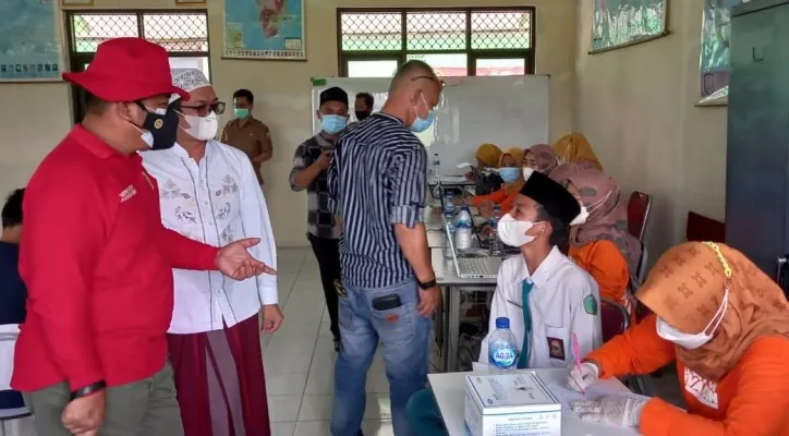 BIN menggelar vaksinasi Covid-19 di Ponpes Al Farhan Cipanas. (foto: bin banten)