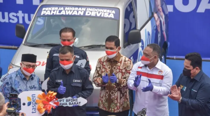 Kepala BP2MI Benny Rhamdani menerima penyerahan sebanyak 23 unit ambulans dari Kementerian BUMN. (foto: ist)