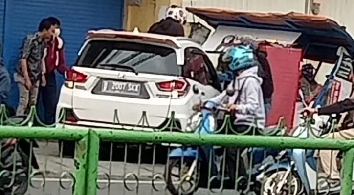 Mobil mobilio putih menabrak warung saat muter balik ke arah Beji Timur Kota Depok. (ist)