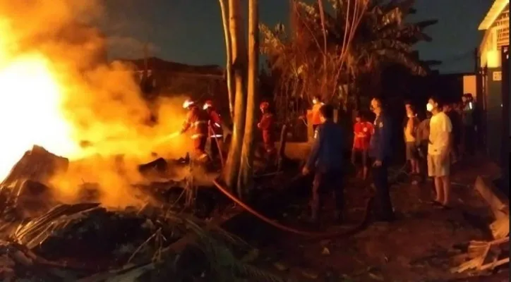 Para petugas damkar memadamkan api di lokasi kebakaran di Jalan Wadas 4, Kelurahan Jati Cempaka, Pondok Gede, Kota Bekasi (ist)