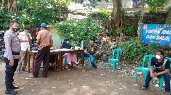 Anggota Polsek Ciampea melakukan pengamanan vaksinasi presisi (foto: humas Polres Bogor) 