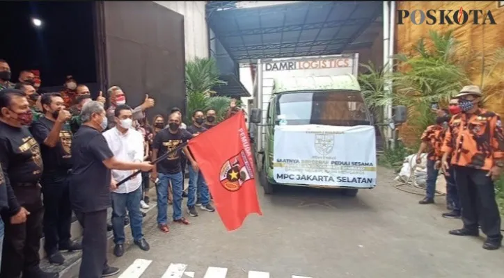 Pembagian 20.000 paket sembako oleh relawan Pemuda Pancasila. (foto: Fernando Toga) 