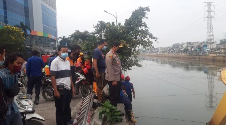 Pencarian Solihin (20), remaja yang nekat menceburkan diri ke kali BKT, Jembatan Besi, Tambora, Jakarta Barat, gegara panik takut geng motor. (foto: ist)