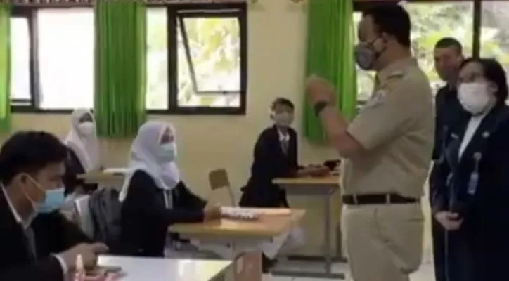 Gubernur Anies Baswedan saat meninjau pelaksanaan hari pertama PTM terbatas , di SMK Negeri 28 Cilandak , Jakarta Selatan. (foto: istimewa)