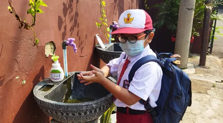 Seorang siswa sedang mencuci tangan sebagai salah satu persyaratan untul bisa mengikuti pembelajaran tatap muka (PTM) (cr02) 