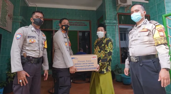 Personil Polsek Kelapa Gading menyerahkan bantuan dari Kapolres Metro Jakarta Utara. (foto: istimewa)