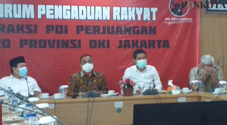 Ketua Fraksi PDIP DPRD DKI Jakarta, Gembong Warsono saat memberikan keterangan kepada wartawan, Selasa (31/8/2021). (foto: poskota/deni zainudin)