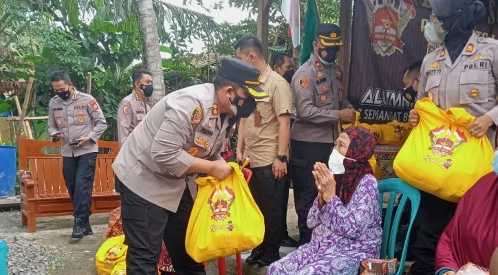 Kapolres Serang, AKBP Yudha Satria saat memberikan paket sembako kepada masyarakat yang terdampak Covid-19 di di Pondok Pesantren Salafi Al-Kaffi, Kecamatan Cikande, Kabupaten Serang. (foto: ist)