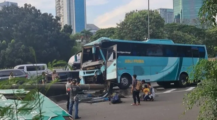 Bus menabrak tiang rambu di Tol Meruya, Kembangan, Jakarta Barat. (ist)