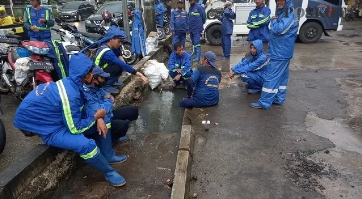 Petugas Sudin SDA Jakbar tengah membersihkan lumpur pasa saluran air di Green Garden, Kebon Jeruk, Jakarta Barat. (cr01)