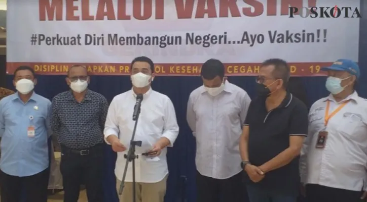 Wakil Gubernur DKI Ahmad Riza Patria , saat meninjau vaksinasi Covid-19 di Jakarta Timur. (foto: deny)