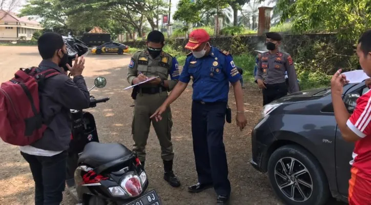 Tim satgas Covid-19 melakukan operasi Yustisi di Terminal Cileuweng, Rangkasbitung. (yusuf)