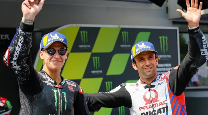 Johann Zarco kibarkan bendera putih kepada Fabio Quartararo. (Foto/MotoGP.com)