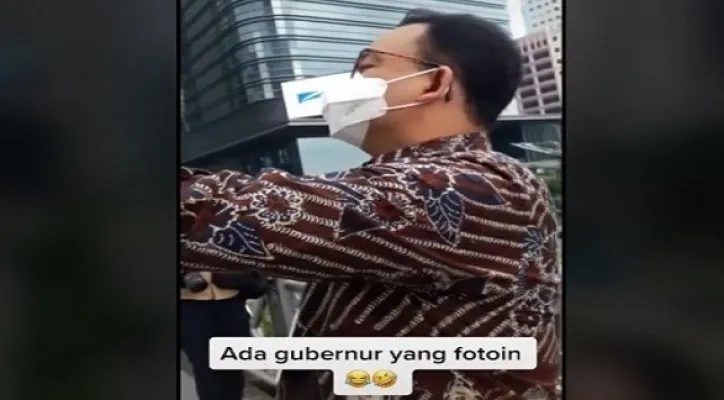 Anies Baswedan jadi tukang foto dadakan (TikTok/@novitas99)