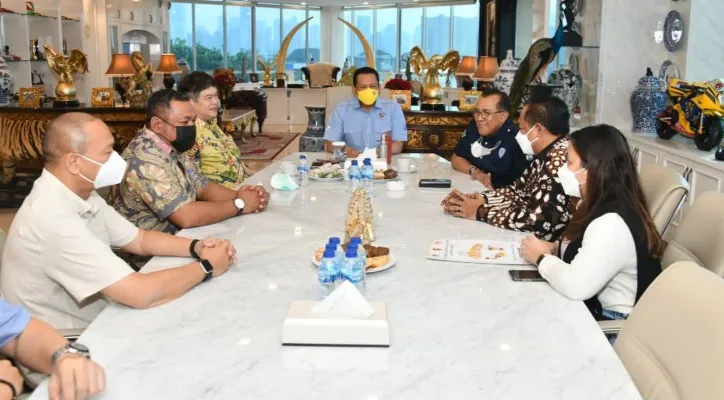 Bambang Soesatyo bersama jajaran panitia PON XX Papua klaster Kabupaten Merauke. (foto: ist)