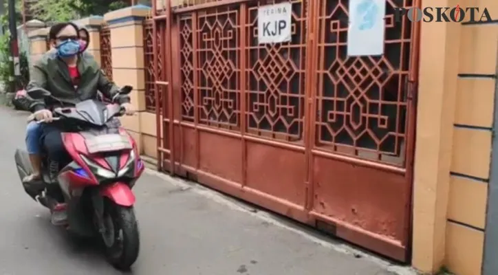 Lokasi tempat kejadian pencurian sebuah sepeda motor di depan rumah Jalan Manunggal RT 12/02 Nomor 27, Kelurahan Makasar, Kecamatan Makasar, Jakarta Timur, yang terjadi Kamis (2/9/2021) sore. (foto: poskota/cr02)