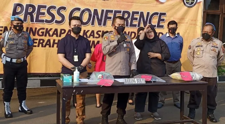 Kapolres Cilegon AKBP Sigit Haryono didampingi Kasatreskrim AKP Arief N Yusuf dalam konferensi pers di halaman Mapolres Cilegon, Jumat (3/9). (ist)