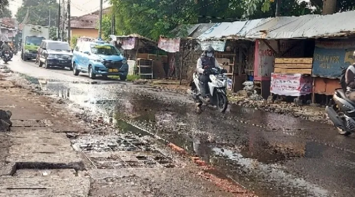 Tidak berfungsi dengan baik dari selokan yang ada di Jalan H Taip Raya (depan Alfamart) , Kelurahan  Kedaung, Kecamatan Ciputat Kota Tangerang Selatan, kerap banjir dan membahayakan bagi kendaraan bermotor jalan licin bisa terjatuh. (angga) 