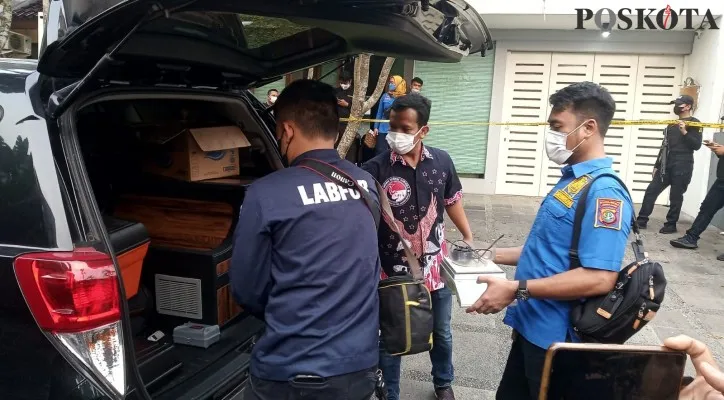 Tim Puslabfor Mabes Polri pergi tinggalkan TKP dengan membawa sesuatu. (Foto/Veronica)