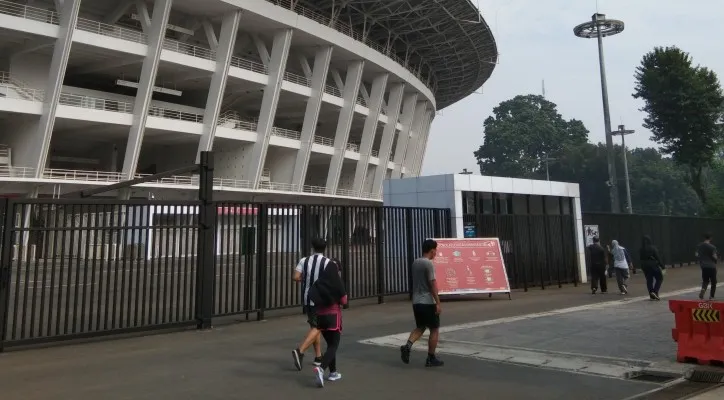 Warga melakukan aktivitas olahraga pagi di sekitaran Stadion GBK. (cr04)