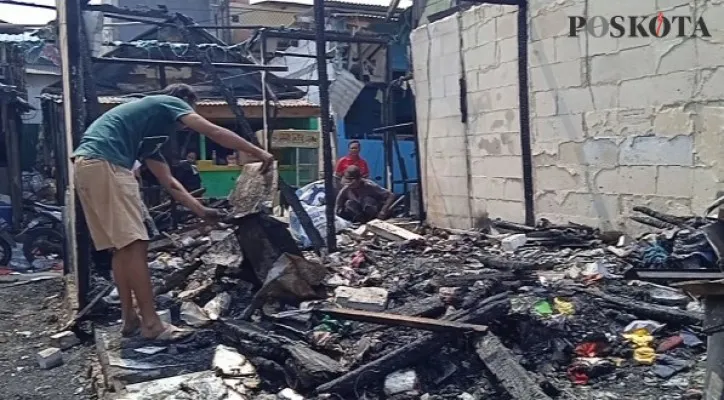 Tampak warga mengais di puing-puing rumahnya yang hangus terbakar di Jalan Muara Baru Ujung, RT 16 RW 17, Penjaringan, Jakarta Utara. (yono)