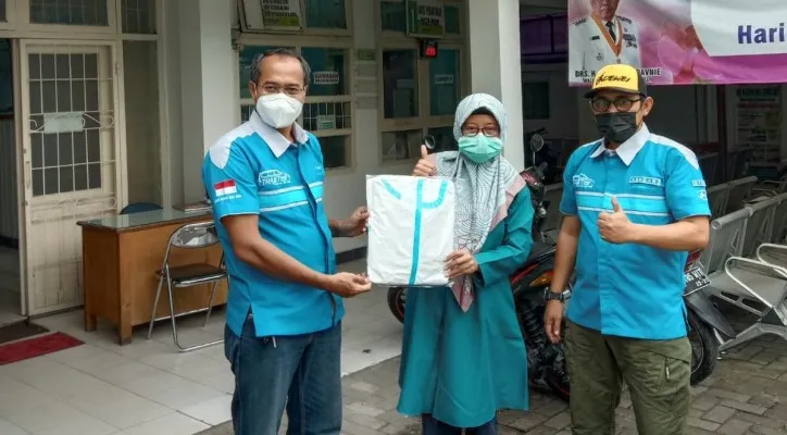 Penyerahan Donasi APD kepada Puskesmas Ciputat oleh Komunitas Trajet Family Club Chapter Tangerang Selatan. (foto/tfc)