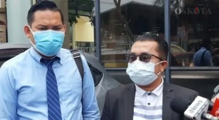 Kuasa hukum MS, Rony E. Hutahaean didampingi Reinhard Silaban saat memberi keterangan terkait pemeriksaan psikis korban pelecehan sekaligus pegawai kontrak KPI berinisial MS, di Rumah Sakit Polri, Senin (6/9/2021) (cr02)