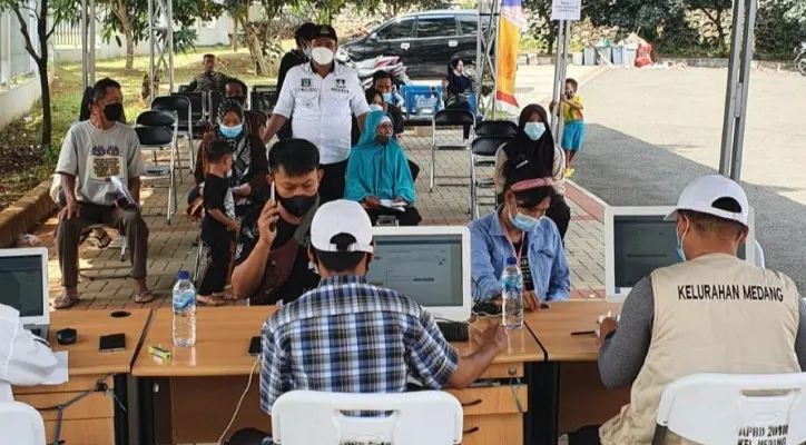 Proses pendaftaran vaksin di Kecamatan Pagedangan, Kabupaten Tangerang, Banten. (veronica)