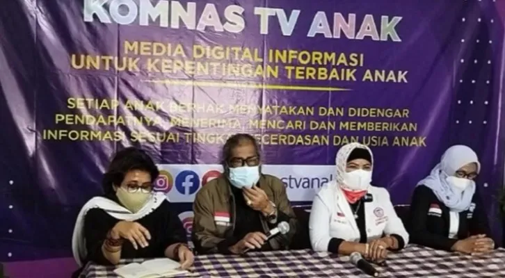 Ketua Komnas Perlindungan Anak (Komnas PA) Arist Merdeka Sirait (pegang mike) saat memberi komentar tentang kebebasan Saipul Jamil.