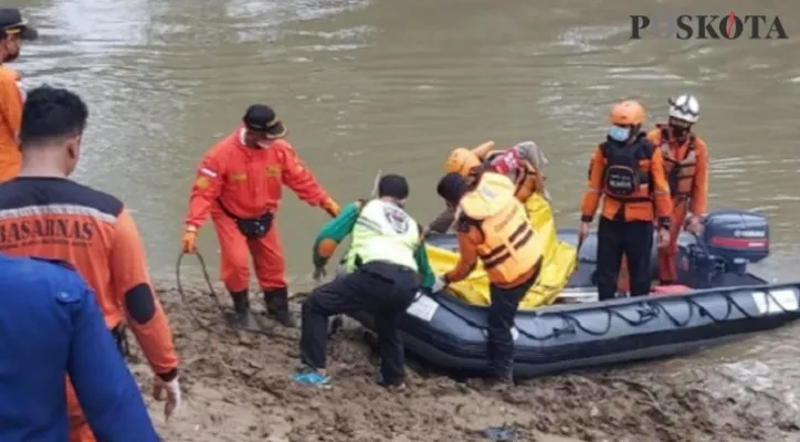 Tim SAR menemukan korban tenggelam di Sungai Cidurian, Kecamatan Kresek, Kabupaten Tangerang, Banten. (Foto: Veronica)