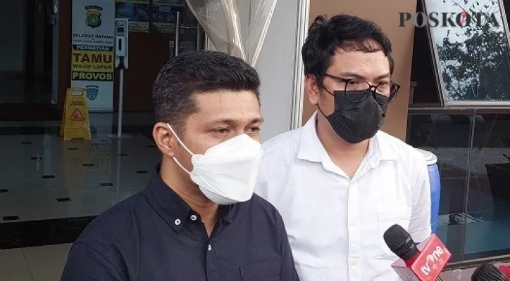 Tegar Putuhena (kiri) dan Anton Febrianto (kanan) Kuasa Hukum terduga pelaku dugaan pelecehan dan perundungan terhadap MS pegawai KPI saat beri keterangan kepada wartawan di sela sela pemeriksaan di Polres Metro Jakarta Pusat, Senin (6/9/2021) sore. (Foto/cr-05)