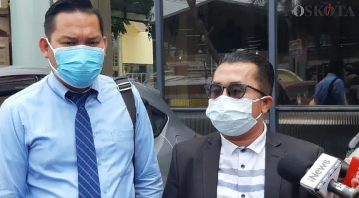 Kuasa hukum MS, Rony E. Hutahaean (jas hitam) didampingi Reinhard Silaban saat memberi keterangan terkait pemeriksaan psikis korban pelecehan sekaligus pegawai kontrak KPI berinisial MS, di Rumah Sakit Polri, Senin (6/9/2021). (Foto/cr02)