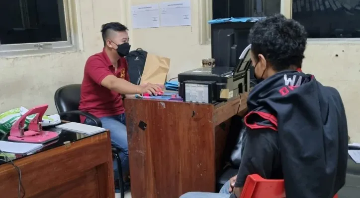 Pelaku MR beserta barang bukti berhasil diamankan di Mapolres Lebak. (polres lebak)