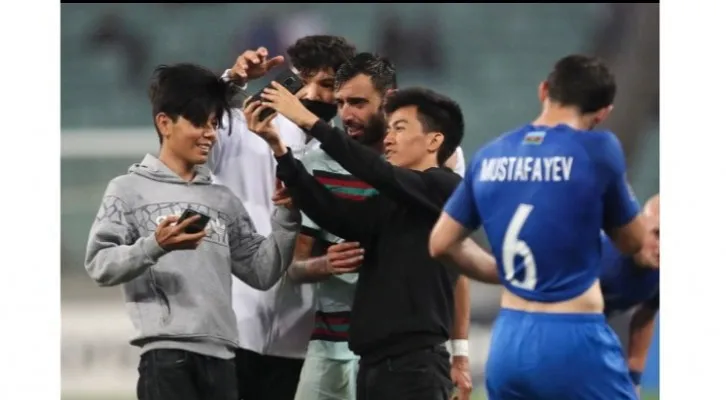 Pihak keamanan gagal mencegah penonton masuk lapangan saat Portugal mengalahkan Azerbaijan 3-0 (Kredit: EPA/the sun)