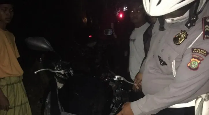 Seorang pengendara sepeda motor matik Honda PCX tak mengira bakal menabrak truk yang sedang mogok di pinggir jalan. (Foto/Tangkapan Layar)