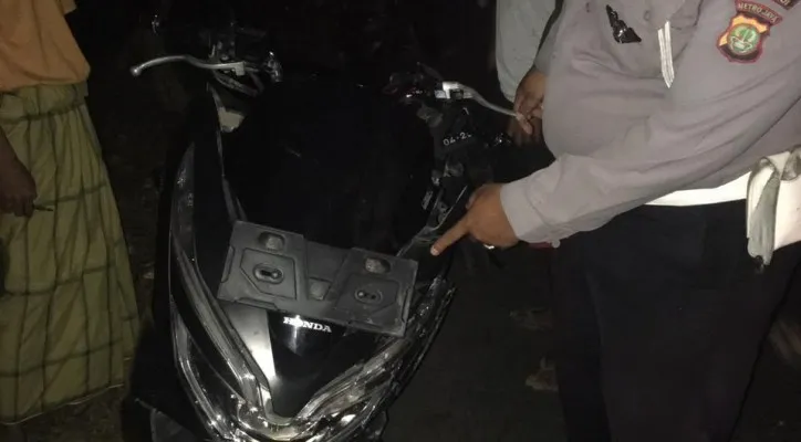 Honda PCX milik seorang pemuda di bilangan Pakuhaji, Tangerang, mengalami kecelakaan dengan menabrak truk mogok. (Foto/Tangkapan Layar)