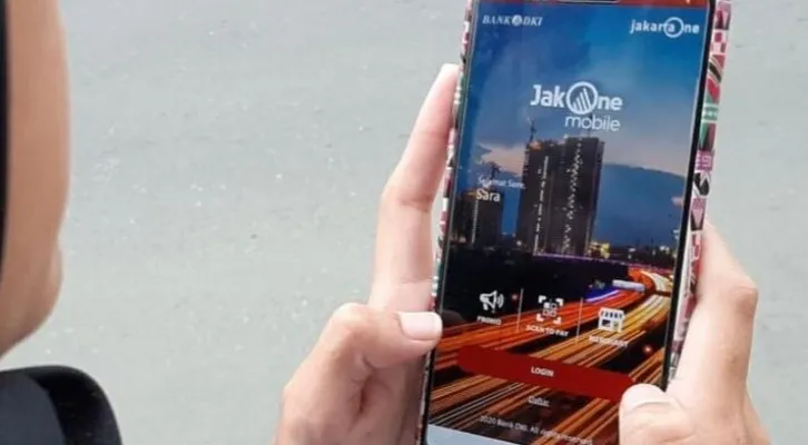 Nasabah Bank DKI memanfaatkan JakOne Mobile dalam melakukan aktifitas transaksinya. (ist)