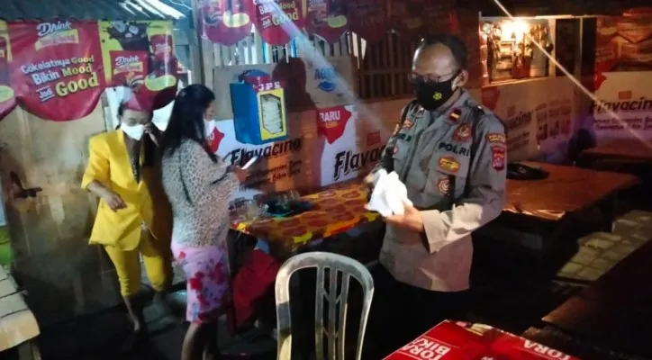 Personel Polsek Kramatwatu saat melakukan sosialisasi dan pemberian masker di jalur JLS. (foto: ist)