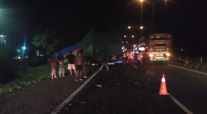 Kecelakaan yang menimpa dua kendaraan truk tronton di Tol Tangerang Merak. (ist)