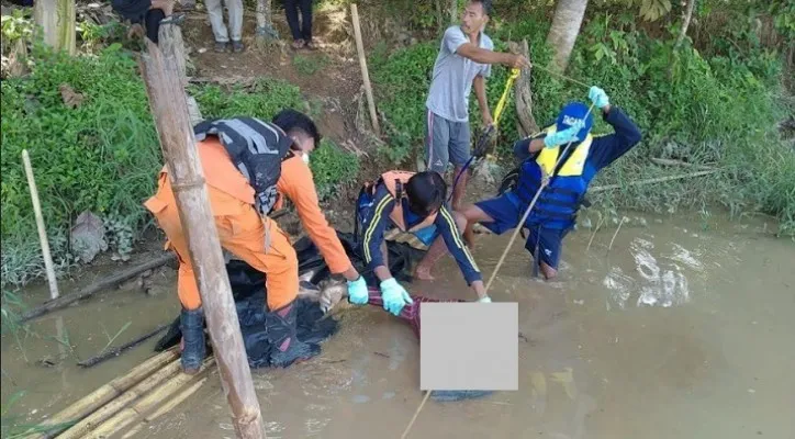 Korban cewek ABG yang hilang di Sungai Ciujung berhasil ditemukan tim SAR Gabungan. (foto: Basarnas Banten) 