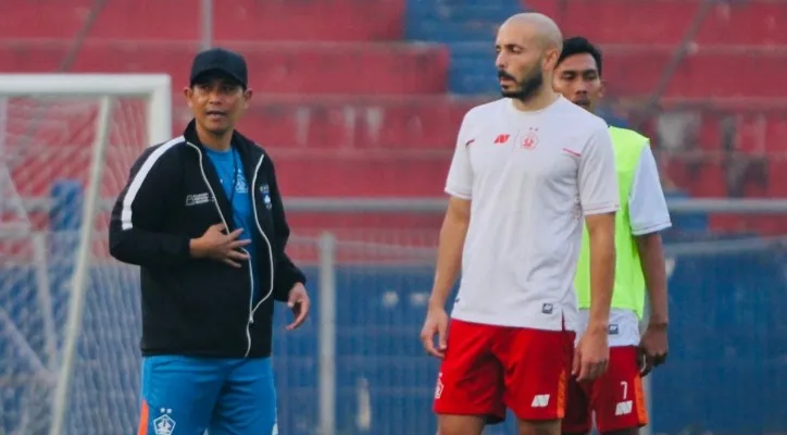 Pelatih Persik Kediri, Joko Susilo (kiri) optimis timnya bisa meraih hasil maksimal di laga melawan Borneo FC. (foto: liga indonesia baru)