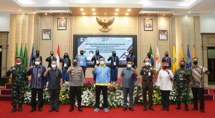 Wagub Banten Andika Hazrumy dan jajarannya bersama perwakilan atlet kontingen Banten. (foto: ist)