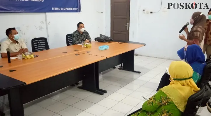 Direktur Pattiro Serang, Bahrul Alam (kanan) saat diskusi soal dana desa. (Foto/Haryono)