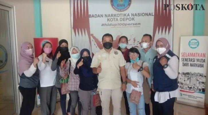 Kepala BNN Kota Depok M Rusli Lubis (tengah masker hitam) dalam melaunching uji coba Aplikasi SILIGA di kantor BNNK Depok. (foto: Angga) 