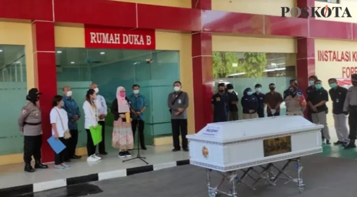 Prosesi penyerahan jenazah korban kebakaran Lapas Tangerang di RS Polri Kramat Jati, Jakarta Timur. (foto: cr-05)