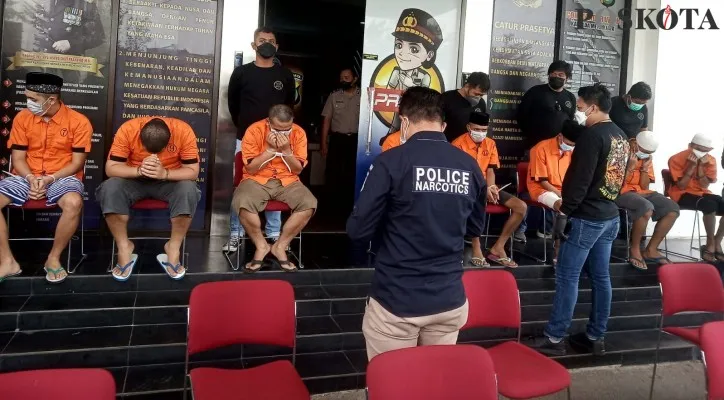 Sembilan tersangka home industri narkoba jenis sintetis ditangkap Polres Tangsel. (Foto/Veronica)