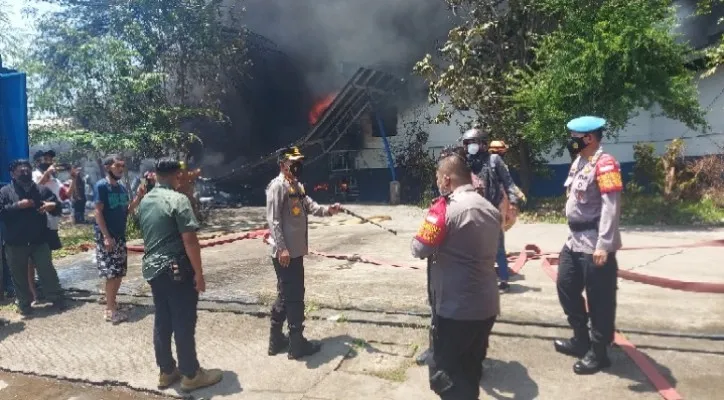 Kapolres Metro Depok Kombes Imran Edwin Siregar didampingi Kapolsek Cimanggis Kompol Ibrahim Joao Sadjab melakukan pengamanan di lokasi kebakaran pabrik. (angga) 