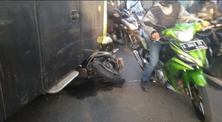 Kecelakaan bus menabrak pengendara motor di Jalan Daan Mogot, Cengkareng, Jakarta Barat, Jumat (10/9/2021). (foto: ist)